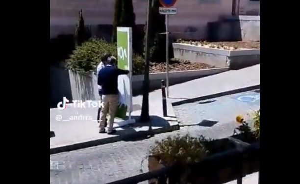 Esto es lo que pasa cuando dos cayetanos se ponen a pegar carteles