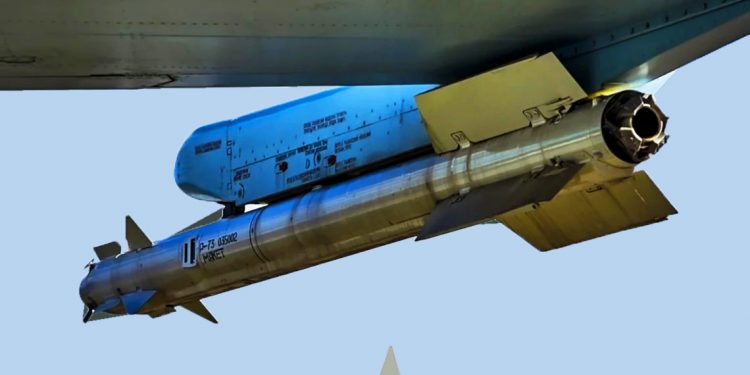 RUSIA ataca aeródromos ucranianos y almacenes de armas suministradas por Occidente