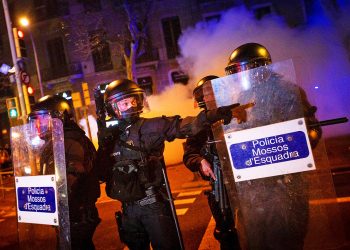 Condenado a seis meses de prisión por arrojar una valla a un Mosso que no llegó ni a tocarlo