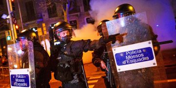 Condenado a seis meses de prisión por arrojar una valla a un Mosso que no llegó ni a tocarlo