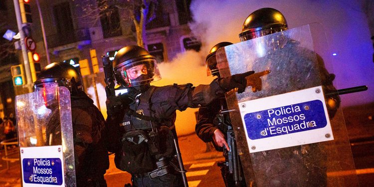 Condenado a seis meses de prisión por arrojar una valla a un Mosso que no llegó ni a tocarlo