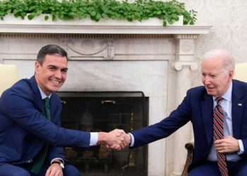 Sánchez ensalza al emperador y renuncia a que la izquierda le de un solo voto