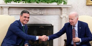 Sánchez ensalza al emperador y renuncia a que la izquierda le de un solo voto