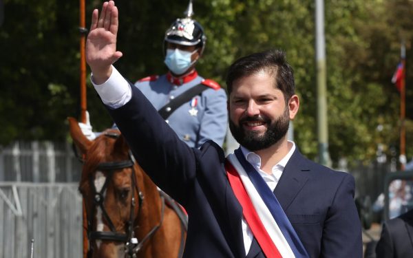 BRASIL. El progre Boric, Presidente de Chile, vuelve a hacer el ridículo aliándose con la extrema derecha