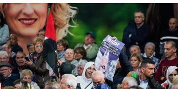 Sánchez se pone chulo con un grupo de saharauis que lo llama «traidor»