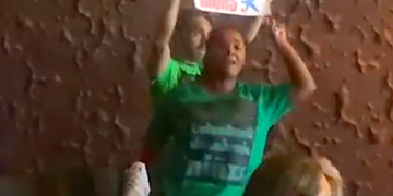 CaixaBank  hace charla sobre pobreza infantil tras desahuciar a 50 mil familias empobrecidas con sus hijos.Video