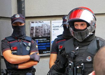 Desahuciada una familia en Hernani con la ayuda de la Ertzaintza y la indiferencia del Ayto.