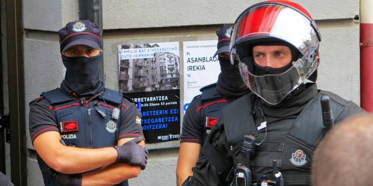 Desahuciada una familia en Hernani con la ayuda de la Ertzaintza y la indiferencia del Ayto.