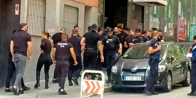 Quince matones intentaron desalojar La Enredadera; se fueron sin lograr su objetivo protegidos por la policía