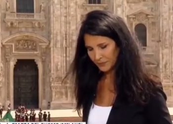Se hace viral la imagen de una periodista italiana ante los cánticos «el que no salte es comunista» en el funeral de Berlusconi