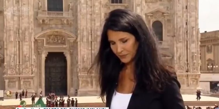 Se hace viral la imagen de una periodista italiana ante los cánticos «el que no salte es comunista» en el funeral de Berlusconi