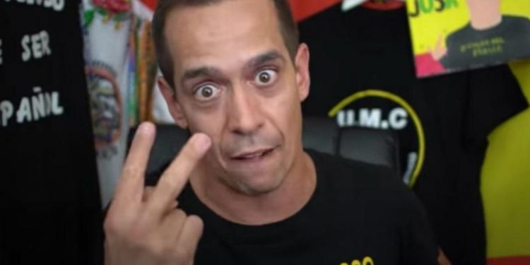 El policía nacional Alejandro León amenaza al periodista y escritor Fonsi Loaiza