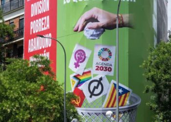 A buena hora… Ordenan ahora a Vox retirar la lona del odio de un edificio de Madrid