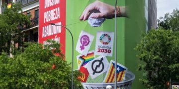 A buena hora… Ordenan ahora a Vox retirar la lona del odio de un edificio de Madrid