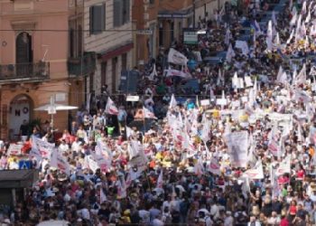 ITALIA. Decenas de miles de personas se manifiestan contra la OTAN y EE.UU