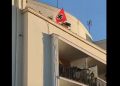 Impunidad: Una bandera nazi ondea en un edificio en Cádiz sembrando la indignación