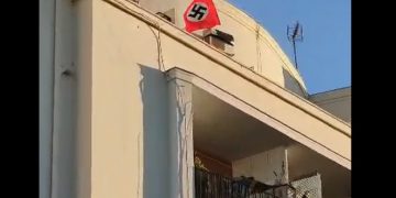 Impunidad: Una bandera nazi ondea en un edificio en Cádiz sembrando la indignación