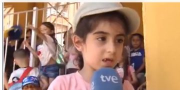 Exhibición a niños de las bondades de los cuerpos represivos; una niña lo resume