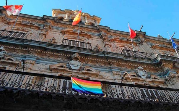 El Ayto de Salamanca no izará la bandera Trans «porque en la fachada no puede colgarse nada» (observen en Semana Santa)