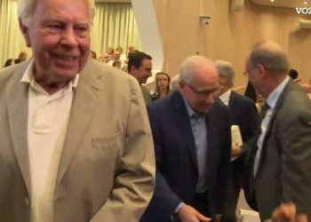 Zapatero, el ex ministro felipista, presenta un libro dando loas a UCD y rodeado de lo peor del PSOE