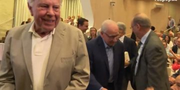 Zapatero, el ex ministro felipista, presenta un libro dando loas a UCD y rodeado de lo peor del PSOE