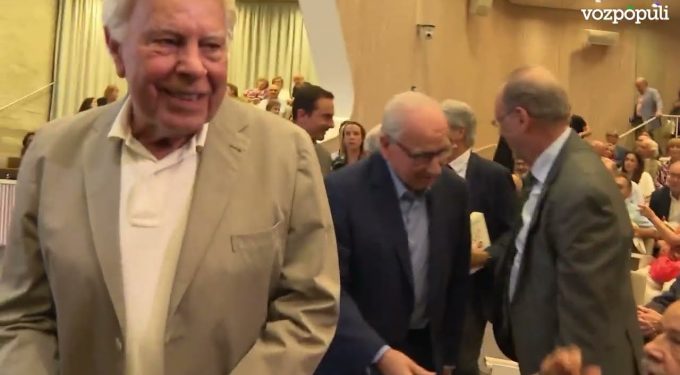 Zapatero, el ex ministro felipista, presenta un libro dando loas a UCD y rodeado de lo peor del PSOE