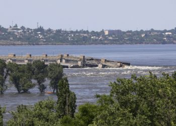 Un experto militar ruso explica porqué Ucrania destruyó la central de Kajovka