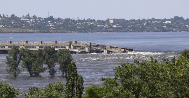 Un experto militar ruso explica porqué Ucrania destruyó la central de Kajovka