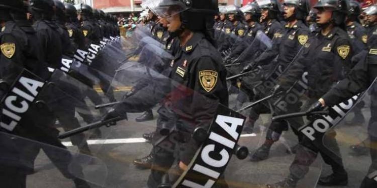 El fascismo suelto y envalentonado recorre las calles (imperdibles imágenes de sus uniformados y sus cánticos)