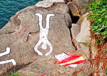 Una mano fascista pintó la bandera española en el memorial de Bahía de Pasaia