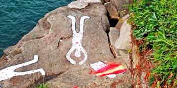 Una mano fascista pintó la bandera española en el memorial de Bahía de Pasaia