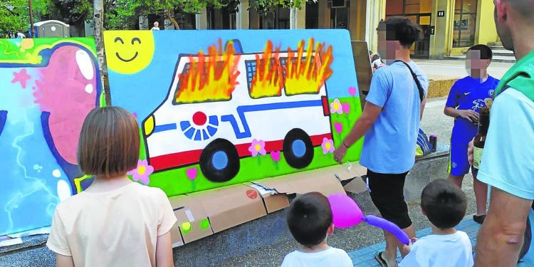 Retira la Ertzaintza en Donostia un dibujo, por “ofensivo”, que mostraba una furgoneta en llamas