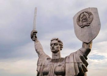 Las autoridades ucranazis retiran el escudo de la URSS de la estatua de la Madre Patria de Kiev