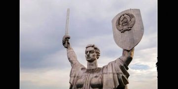 Las autoridades ucranazis retiran el escudo de la URSS de la estatua de la Madre Patria de Kiev
