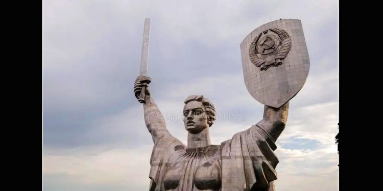 Las autoridades ucranazis retiran el escudo de la URSS de la estatua de la Madre Patria de Kiev