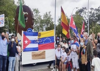 Un grupúsculo de gusanos se manifiesta, cruz en mano, contra el monumento al Che