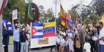 Un grupúsculo de gusanos se manifiesta, cruz en mano, contra el monumento al Che