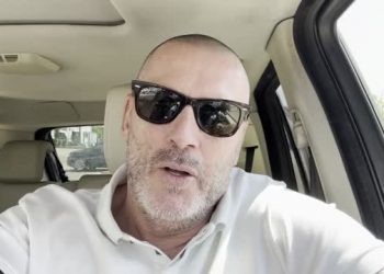 El líder fascista de Desokupa se encara indignado con Feijóo