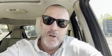 El líder fascista de Desokupa se encara indignado con Feijóo