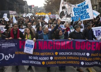 CHILE. Multitudinaria protesta de profesores contra el gobierno de Boric