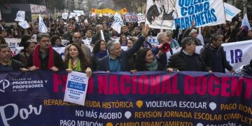 CHILE. Multitudinaria protesta de profesores contra el gobierno de Boric