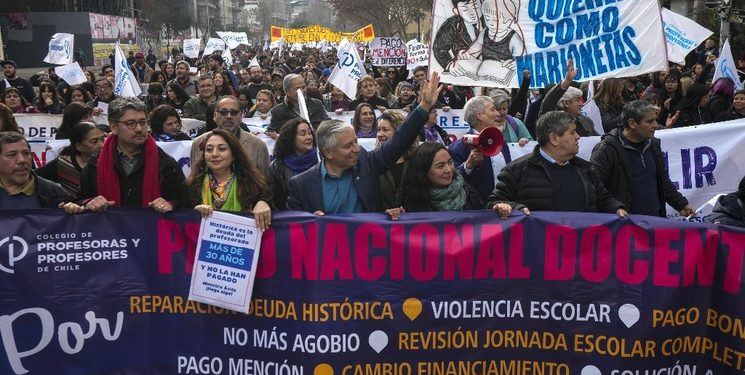 CHILE. Multitudinaria protesta de profesores contra el gobierno de Boric