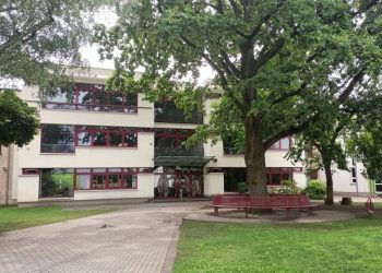 Dos profesores denuncian la presencia nazi en un Instituto y les obligan a irse de la localidad