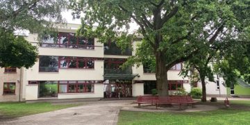 Dos profesores denuncian la presencia nazi en un Instituto y les obligan a irse de la localidad