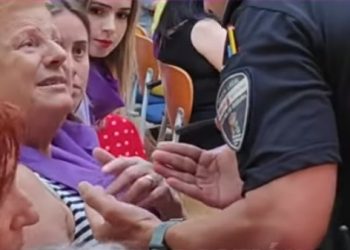 De cómo la policía intenta echar de un Pleno a una mujer que pedía la Concejalía de Igualdad