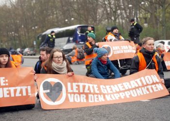 ALEMANIA. Militantes ecologistas bloquean carreteras y pistas del aeropuerto de Hamburgo