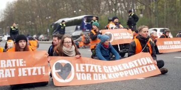 ALEMANIA. Militantes ecologistas bloquean carreteras y pistas del aeropuerto de Hamburgo