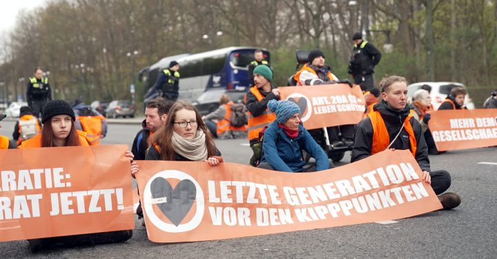 ALEMANIA. Militantes ecologistas bloquean carreteras y pistas del aeropuerto de Hamburgo