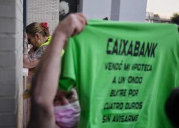 «Valientes» antidisturbios desalojan a 18 familias en Móstoles por orden de los fondos buitre