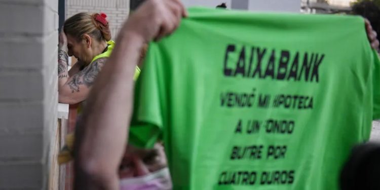 «Valientes» antidisturbios desalojan a 18 familias en Móstoles por orden de los fondos buitre